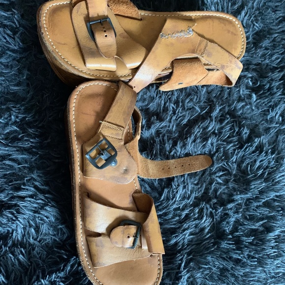 Meet the b4 heeli’s platforms with pop out wheels - Picture 4 of 4